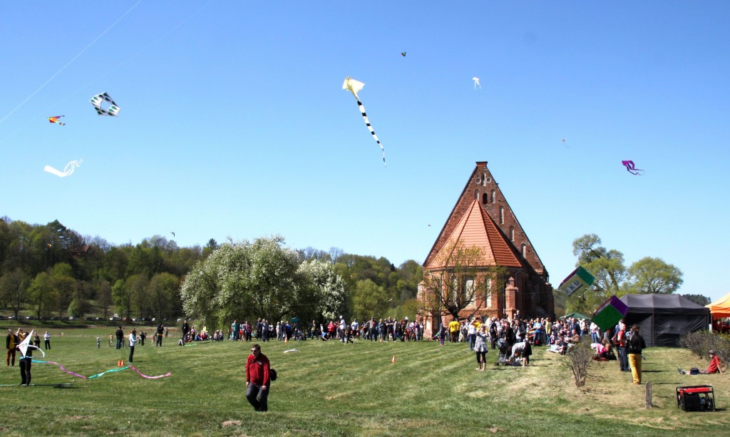 3_2 Šalia Zapyškio bažnyčios kiekvieną pavasarį vyksta didžiausias Lietuvoje aitvarų festivalis.