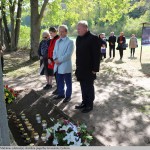 30 Kauno rajono meras Valerijus Makūnas (dešinėje) išreiškia pagarbą žuvusiems žydams.